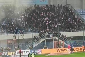 Gigantyczny skandal w derbach Śląska! Kibole Górnika zdemolowali stadion, sędzia przerwał mecz [WIDEO]